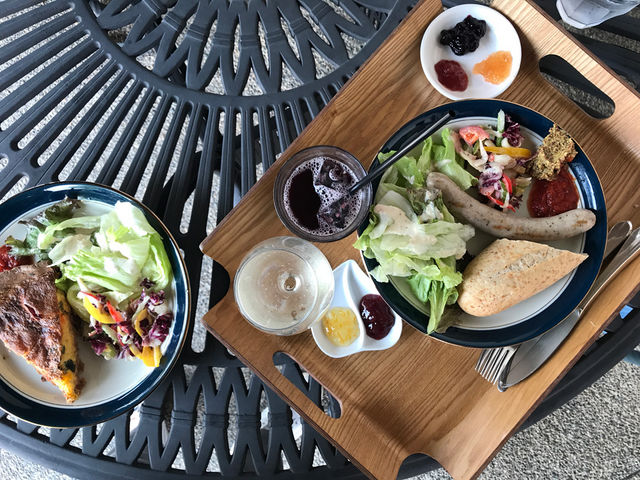中庭のようなところで食べた料理_サンクゼール・ワイナリー・本店・デリカテッセン