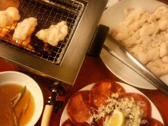 網に乗る白いお肉が"塩ホソ"。お好みの焼き加減を探求しながら楽しんで!_アジェ