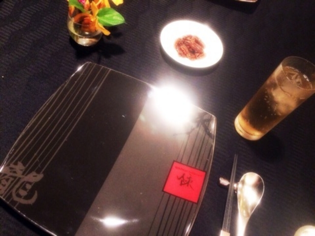 お通しはピーカンナッツの飴炊き_スーツァン・レストラン陳