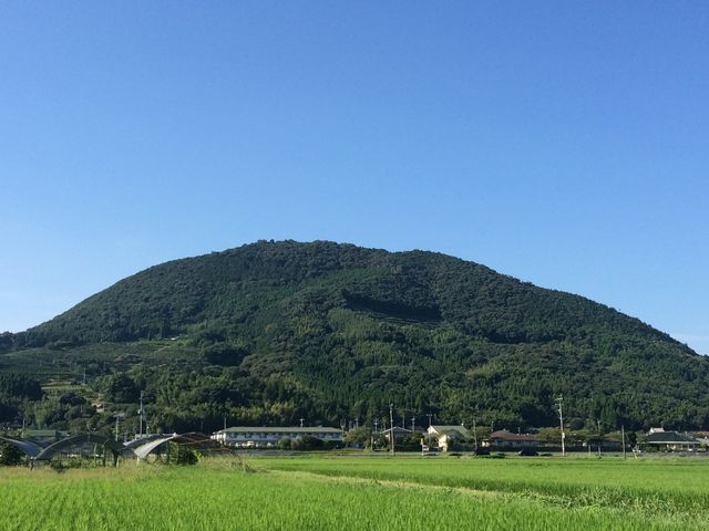 権現山として親しまれる。
標高355m。山鹿市や熊本市内、有明海まで見渡せる。
_彦嶽宮