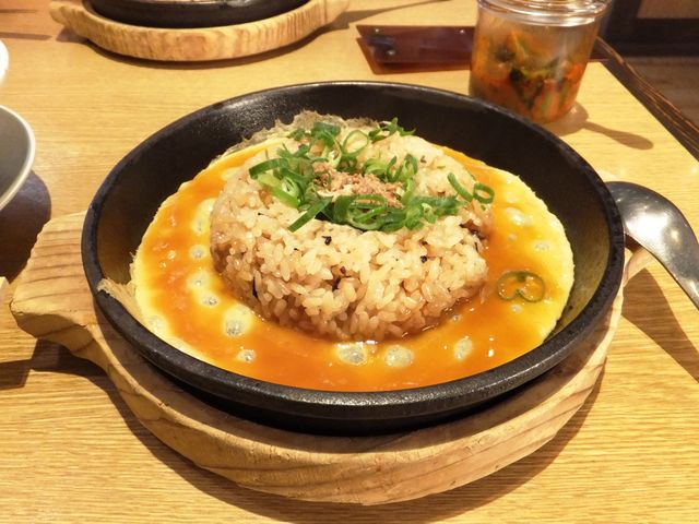 鉄板玉子チャーハン:客席で玉子が添えられます。_丸源ラーメン名張店