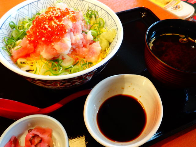海鮮贅沢丼(赤だし付)_和食さと 八潮店