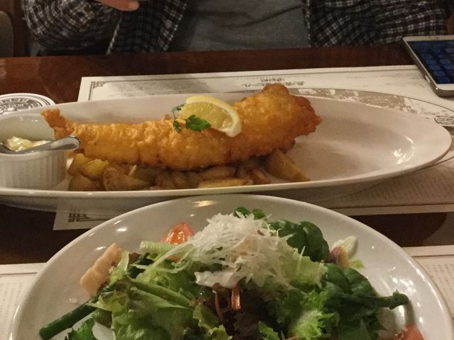 フィッシュ&チップスとサラダ_長濱浪漫ビール