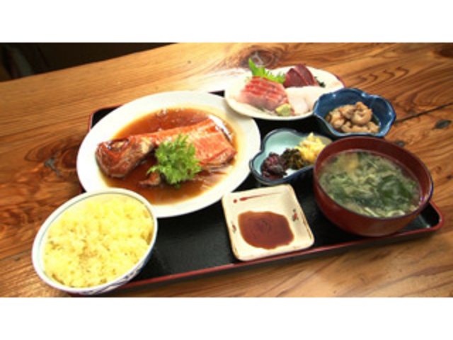ランチの金目鯛(刺身は別注)時期などによって小鉢は変わります。_笑いの家