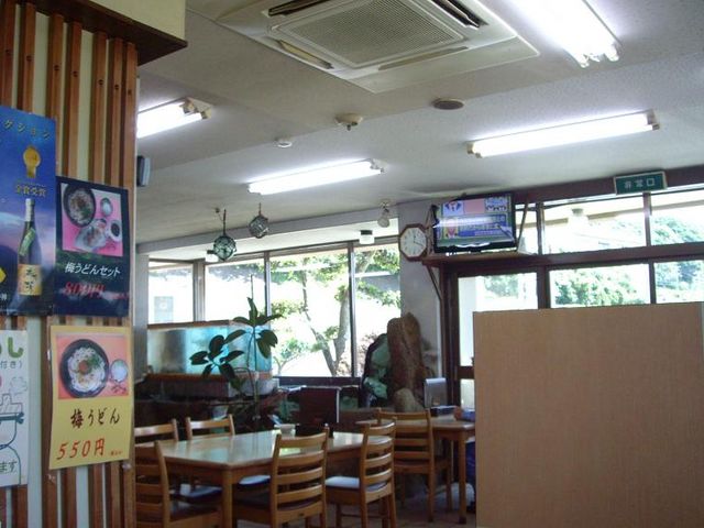 店内 少し消臭剤臭いです_お食事処 井乃芳