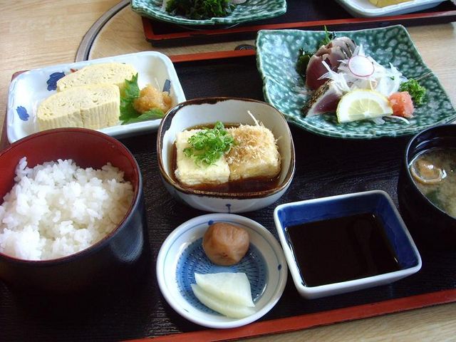 お刺身定食でした、まぁまぁでした_お食事処 井乃芳