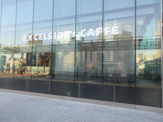 ガラス張りの店舗_エクセルシオールカフェ ThinkPark