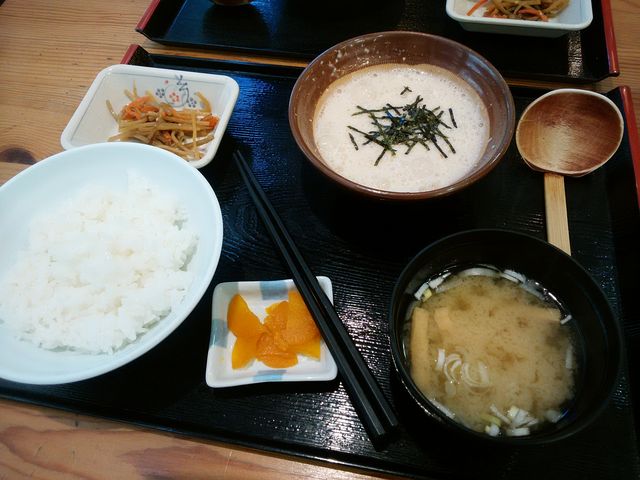 とろろ定食です。見かけより かなりとろろが多かったです_道の駅 宇津ノ谷峠