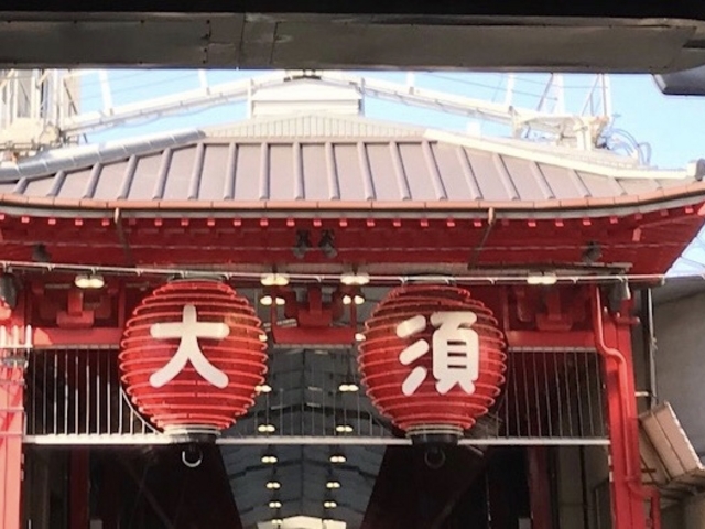商店街の中のお店です_寿がきや 大須赤門店