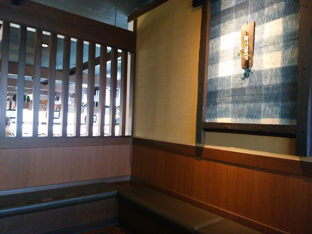 落ち着いた雰囲気の待合室_無添蔵伊丹昆陽店