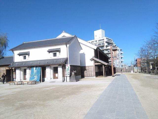 蔵風の建物の中はお土産や・休憩所_新川さくら館