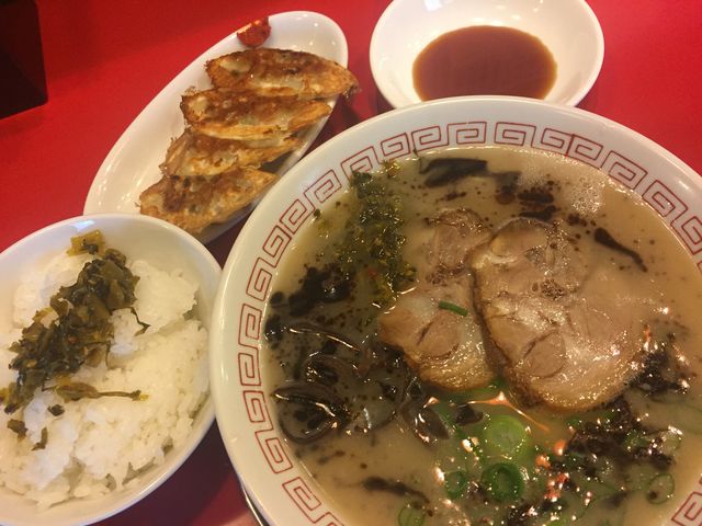 ラーメン、餃子、ライスのセット_ラーメン赤組
