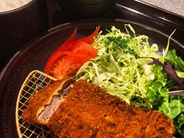 この日はヒレカツ定食を注文。千円アンダーでこのクオリティーは大満足!_あぢもり