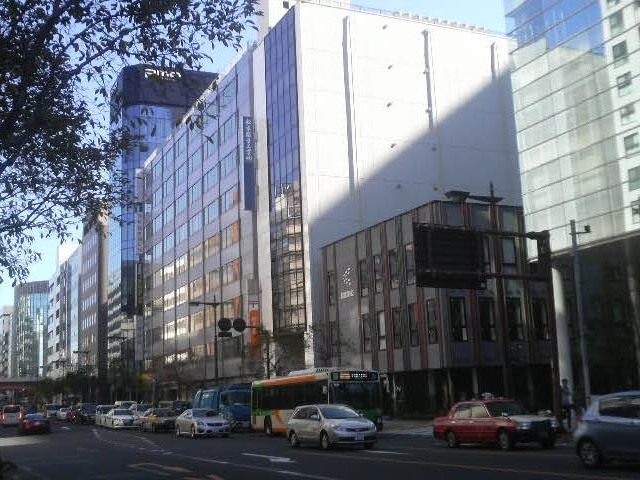 長崎屋跡の案内板前からみた日本橋本町あたりの様子_長崎屋跡