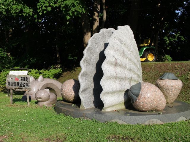 ホタテとイチゴの石像_豊浦町噴火湾展望公園
