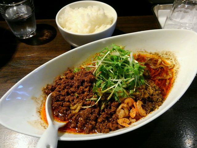 つゆなし黒胡麻担々麺
辛さ5、痺れ4
山椒の痺れが堪りません。_四川担担麺 阿吽