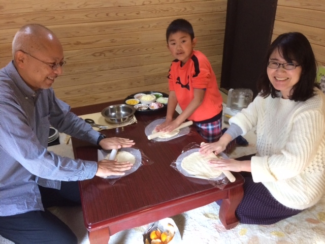 ピザは生地から作るのだ。コネコネ。_どさんこミラファーム