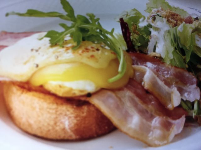 エッグベネディクトプレート_ドンク 北白川店