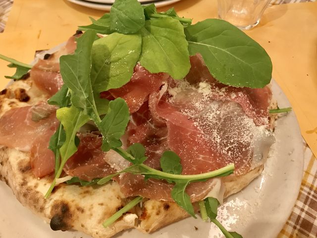 生ハムとルッコラのピザ_ベッラ・ナポリ