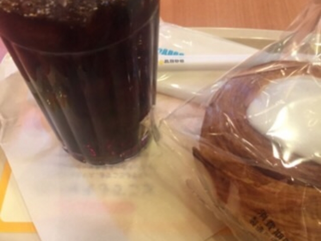デニッシュとアイスコーヒーです。_ドトールコーヒーショップ飯田橋東口店
