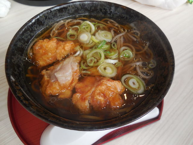 お蕎麦にも唐揚げが入ってます_からあげ伊達屋