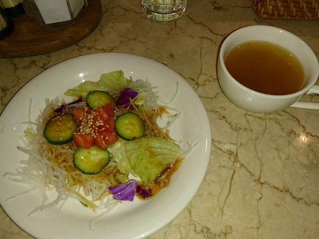 ランチのサラダとコンソメスープ。_カフェ ガウディ