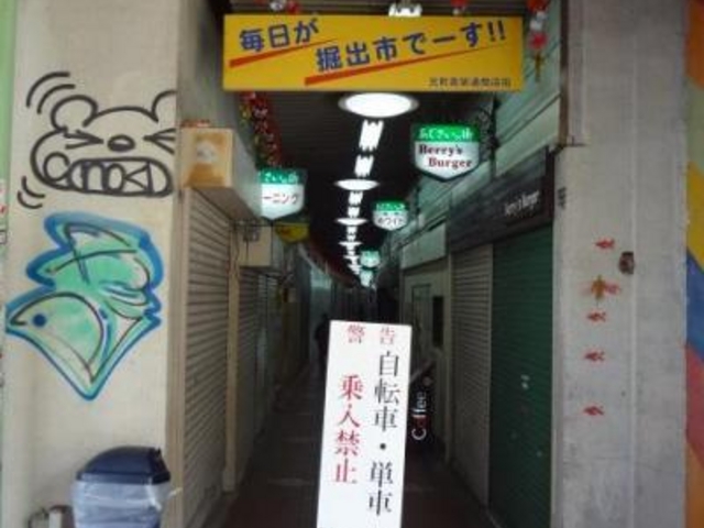 ほとんどのお店がシャッターを閉じていました_元町高架下(モトコー)