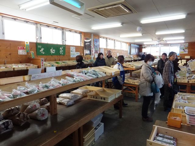 大和茶・野菜・梅ジャムなど、月ヶ瀬の物産が並んでいます。_梅の郷 月ヶ瀬温泉 ふれあい市場