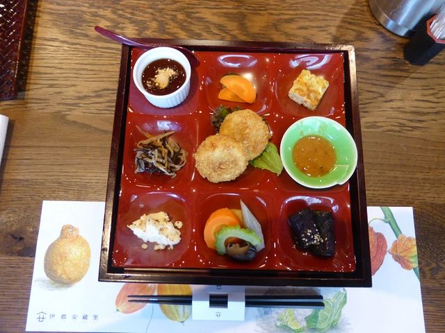 体によさそうな野菜中心の品が並びます_伊都安蔵里