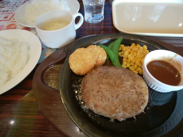 期間限定チーズインハンバーグ399円、ごはんスープをつけて税込750円ちょっとでした。_ガスト 恵庭店
