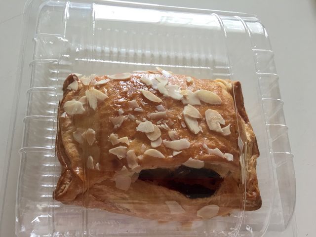 アップルパイ。今回初めて買いましたが林檎がたっぷり入っててずっしりしてました。_Belle bois