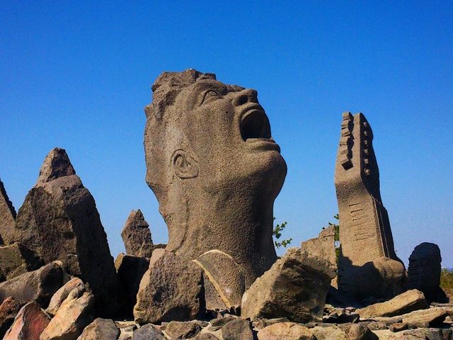 桜島溶岩で造られた"叫びの肖像"!滾る生命力が凄い!_赤水展望広場