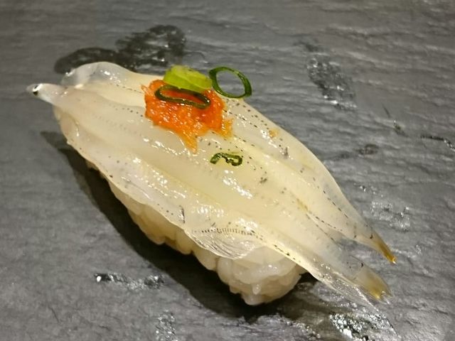 この時期しか食べれない「白魚」だそうです。ポン酢をさっとかけて出してくれました。これも絶品です。_亀喜寿司