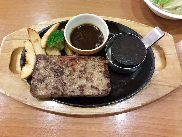 ビーフハンバーグステーキ_ココスサティ秋田店