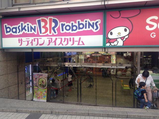 店頭_サーティーワン アイスクリーム 新宿靖国通り店