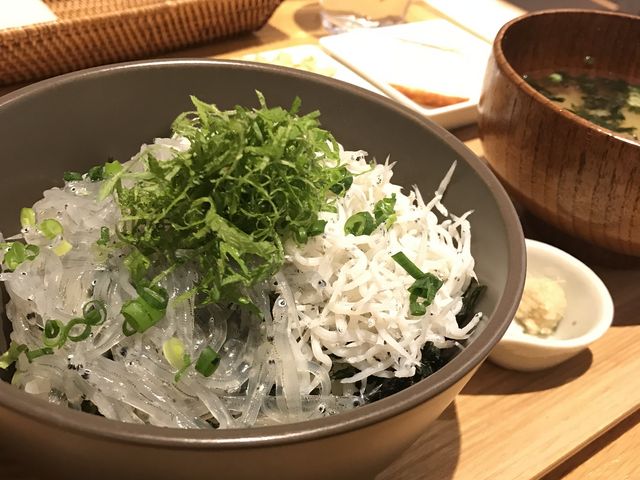 こちらは二食丼。生と調理されたしらすが乗ってます。大葉が良い仕事してました!_KICHI+(キチプラス)