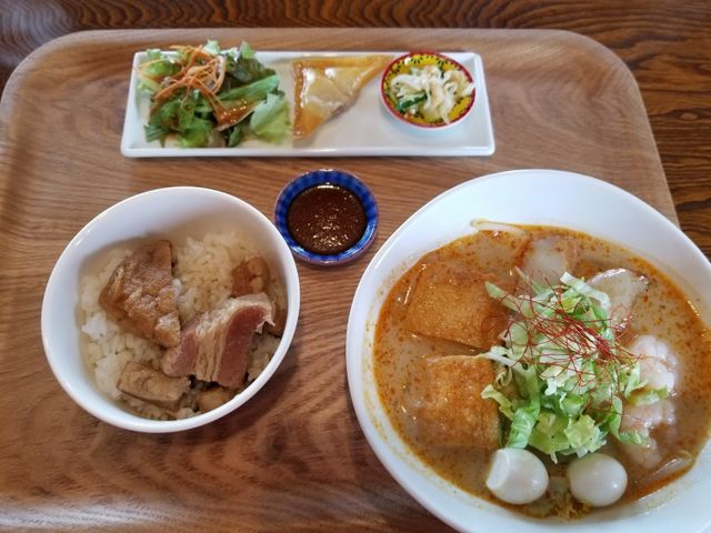ラクサのランチ ご飯には角煮が乗ってます_シンガポールダイニング ばく亭