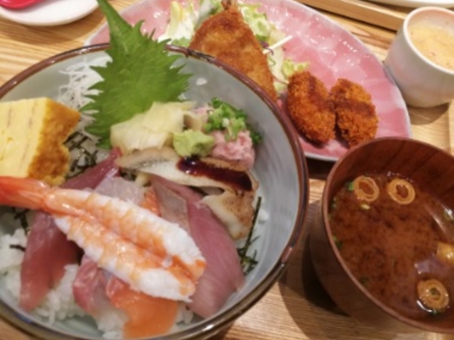 フライなどもついた海鮮丼のセットをいただきました_産直鮮魚の海鮮酒場をかし