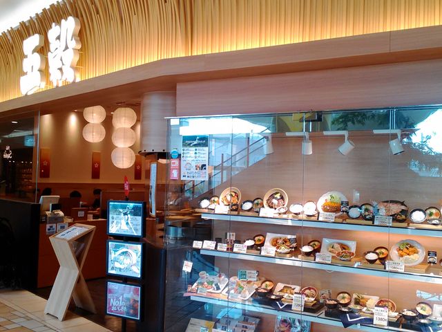 ショーケースにサンプルが並び分かり易いです_五穀 千葉NT店