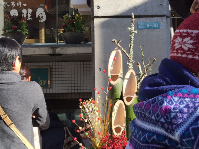 御年賀を買う人でいっぱい_ケーキハウスツマガリ 本店