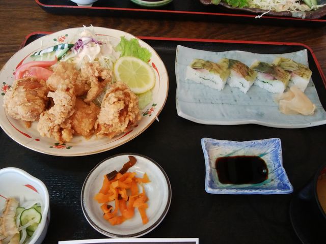 Aランチ唐揚げと鯖寿司定食_びびんや