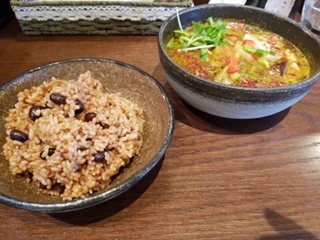 薬膳野菜カレー、ライス大盛り_薬膳スープカレーshania(シャナイア)@猫のあじと