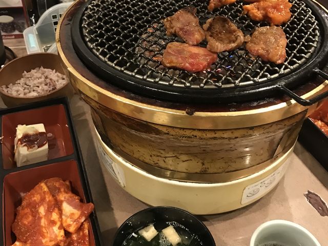 卓上でサクッと好きなように焼けるグリル_焼肉苑 麻布十番店