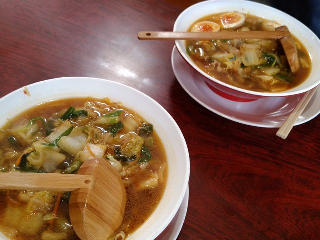 普通と煮玉子乗せ_彩華ラーメン 大和小泉店