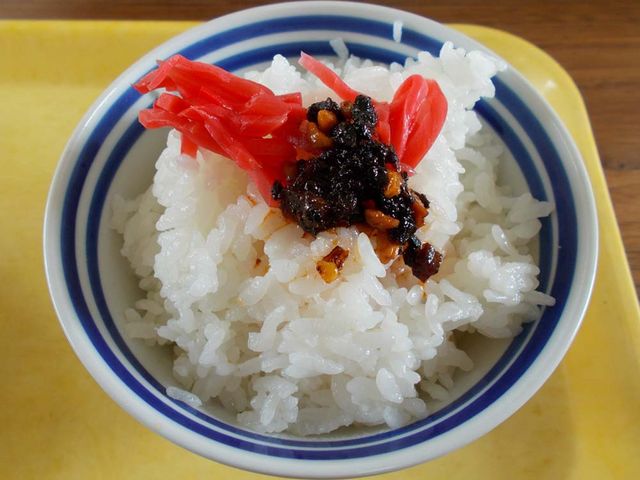 ライスに紅生姜と自家製ラー油を掛けた_ラーメン大将