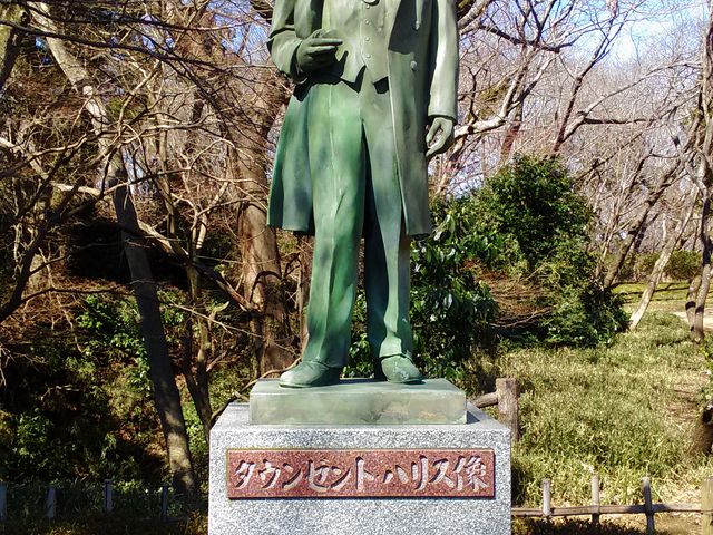 堀田正睦の銅像と対をなす形で立っています_タウンゼントハリスの銅像