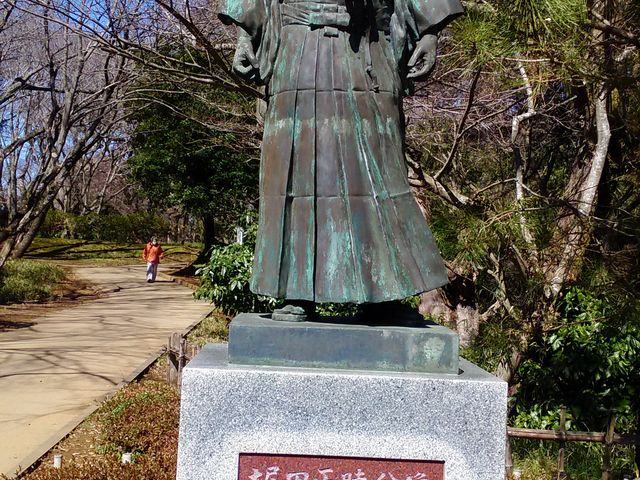 羽織袴に脇差の凛々しい像です_堀田正睦の銅像