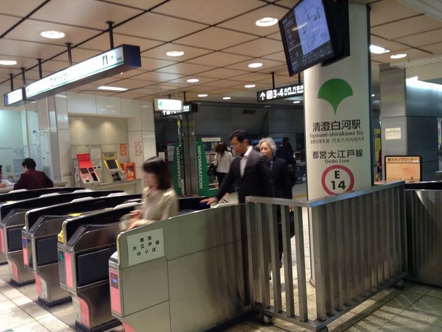 電車着後_都営大江戸線 清澄白河駅