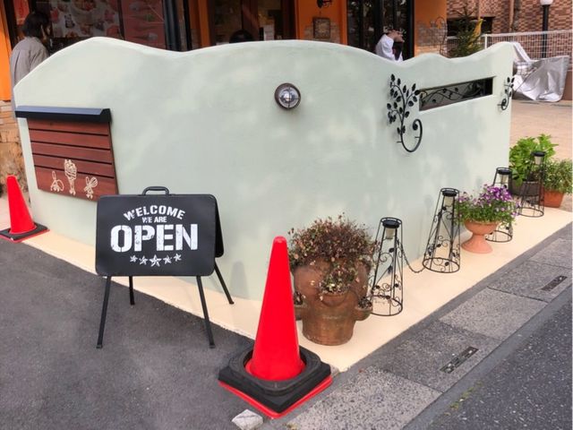 外観_フランス菓子 シュルプリーズ 東川口長蔵店
