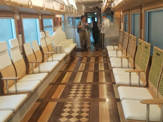 豪華な内装の列車内、背もたれがある_長良川鉄道株式会社